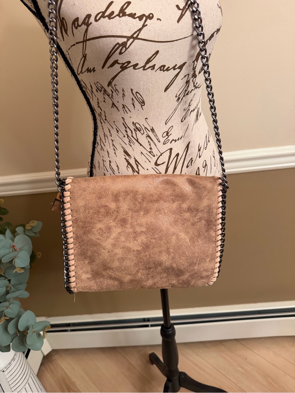 AMELIA – CLUTCH CROSSBODY BAG WITH CHAIN DETAIL AND ZIP NWOT - Picture 2 of 6